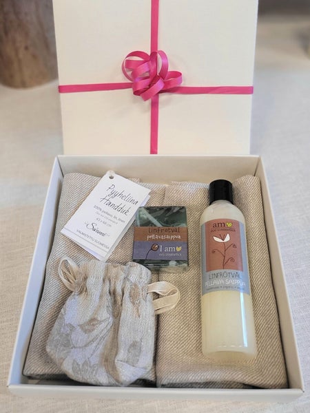 Presentset linnehandduk och tv&aring;lbit