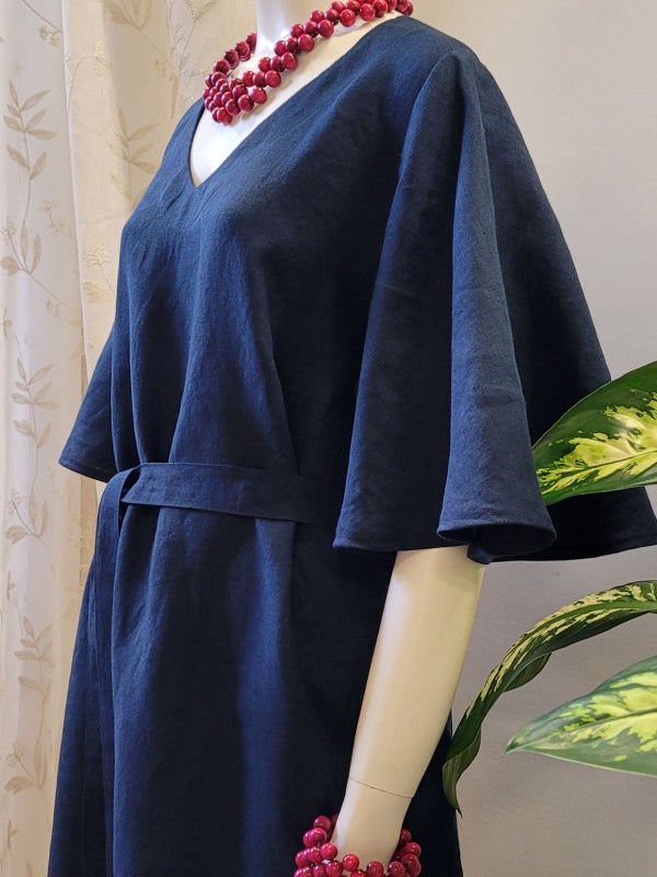 Festlig linnekl&auml;nning, l&aring;nga och vida fj&auml;rils&auml;rmar.