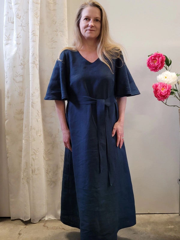 Bl&aring; l&aring;ng festkl&auml;nning. Modellen &auml;r 160 cm l&aring;ng och b&auml;r storlek XS.