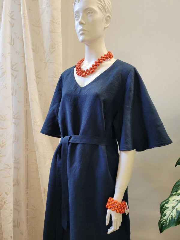 Kl&auml;nningen har en v-formad halsringning.