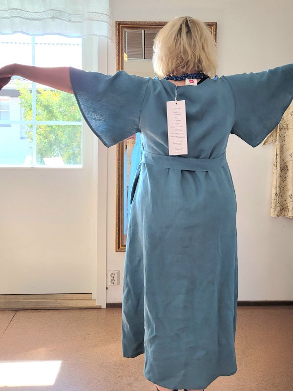 L&aring;ng linnekl&auml;nning har l&ouml;sa fj&auml;rils&auml;rmar.