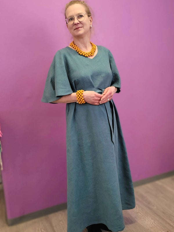 Festlig l&aring;ng linnekl&auml;nning i en vacker f&auml;rg. Modeller &auml;r 160 cm l&aring;ng och anv&auml;nda storlek 2XS.