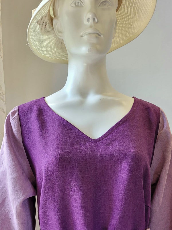 Kl&auml;nningen har bystveck och en snygg V-ringning.