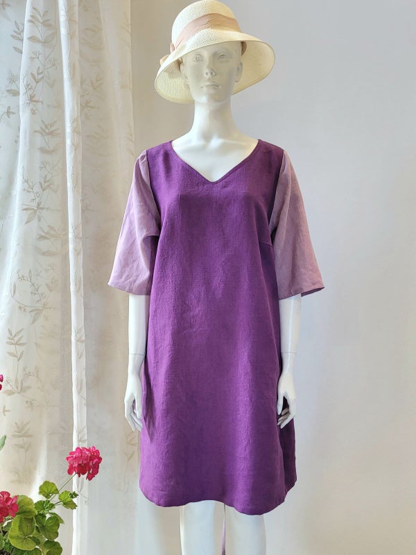 Tv&aring; nyanser av lila i samma kl&auml;nning.