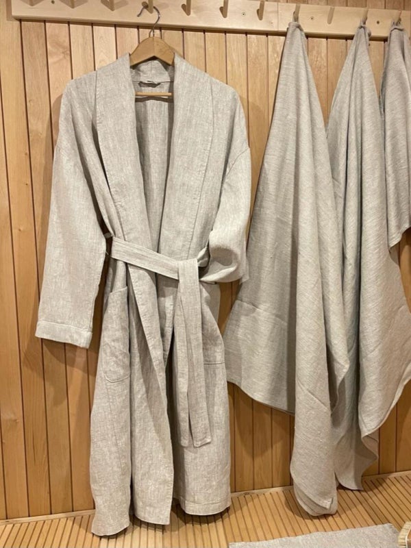 En underbar morgonrock i linne, tillverkad av europeiskt linne av h&ouml;g kvalitet.