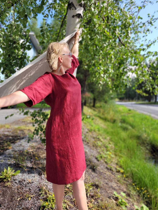 Klassisk kl&auml;nningmodell, tunn tyg, perfekt sommarkl&auml;nning och festkl&auml;nning. Modellen &auml;r 167 cm l&aring;ng och anv&auml;nda storlek S.