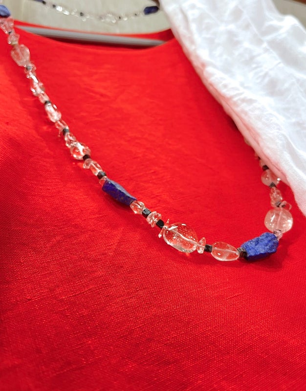 Kl&auml;nningens f&auml;rg &auml;r stark orange.