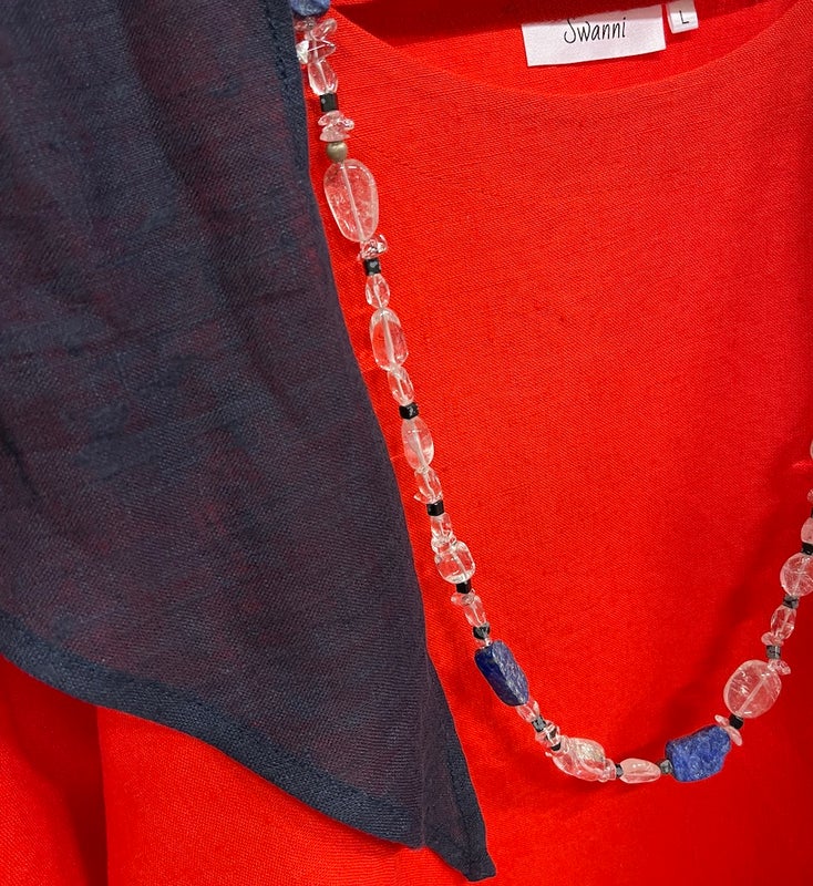 Anv&auml;nda m&ouml;rkt bl&aring; scarf med den h&auml;rlig stark orange kl&auml;nning.