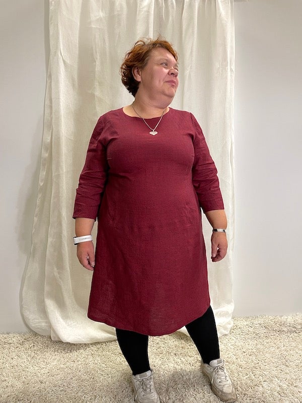 Swannis kl&auml;nningar tillverkas i Vasa Finland. Modellen &auml;r 163 cm l&aring;ng och b&auml;r storlek XL.